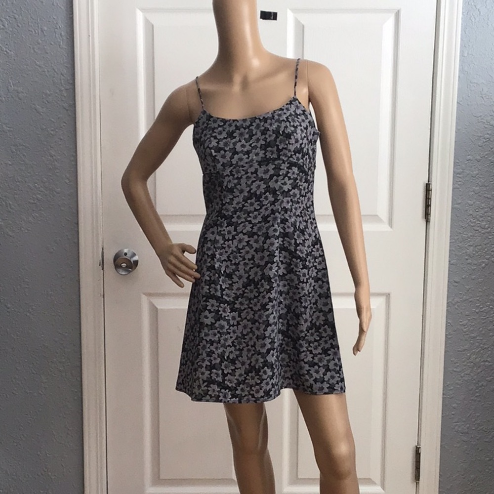 💥💥LABELLE💥💥. FLORAL DRESS - Picture 4 of 4